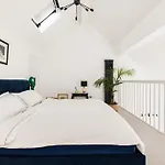 Stylish 2 Bed Loft Apartment With Terrace 2 Min From Tube