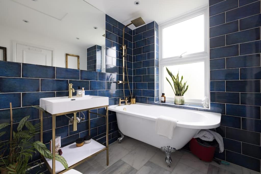 Stylish 2 Bed Loft With Terrace 2 Min From Tube Appartamento