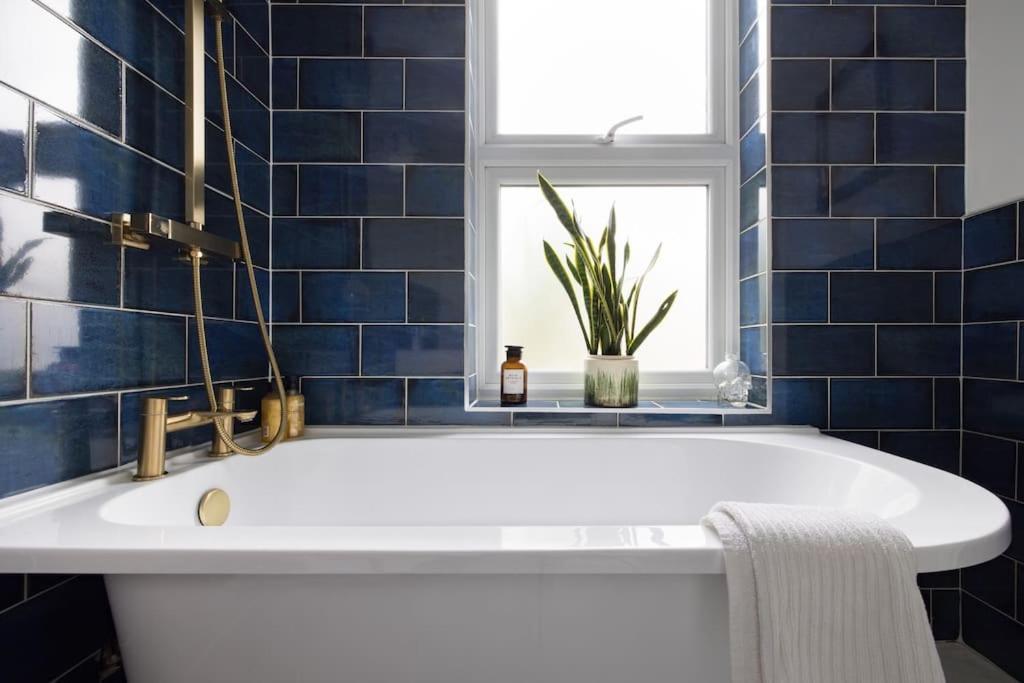 Stylish 2 Bed Loft With Terrace 2 Min From Tube *