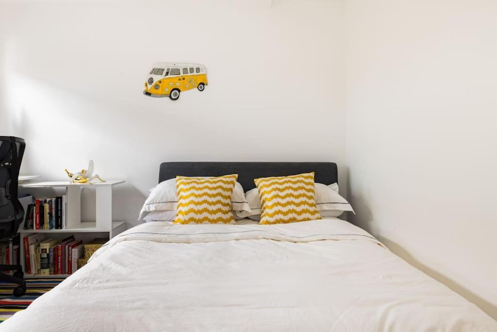 Stylish 2 Bed Loft With Terrace 2 Min From Tube * Londra