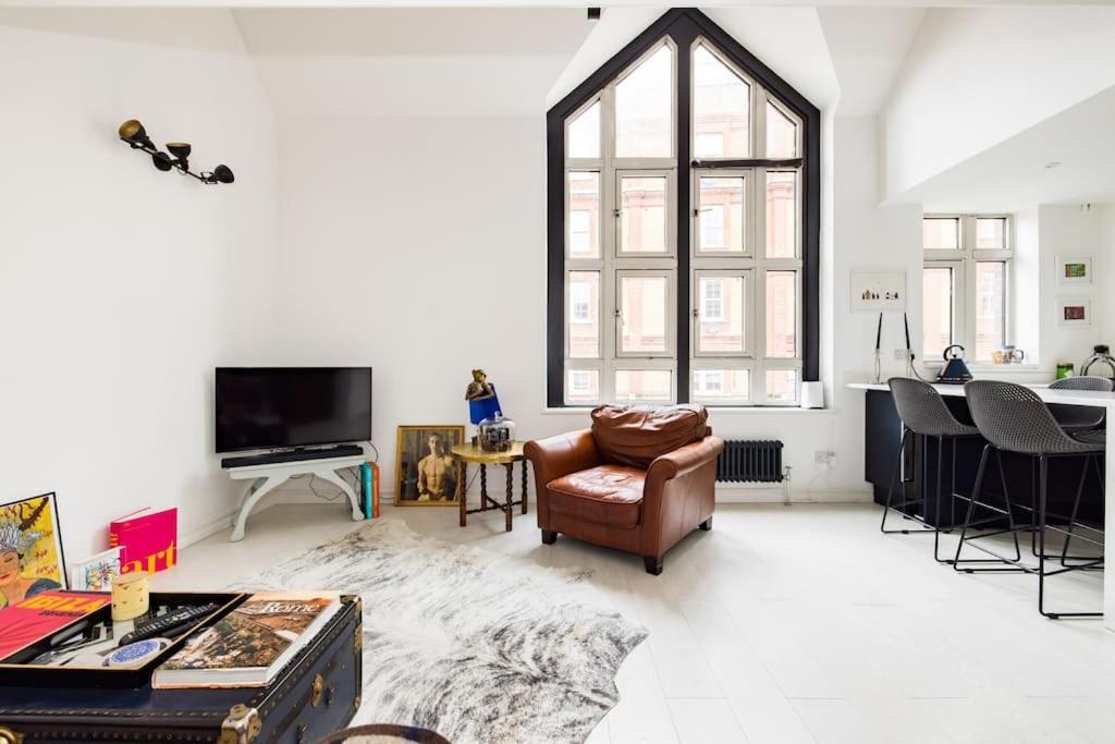 Stylish 2 Bed Loft With Terrace 2 Min From Tube Londra