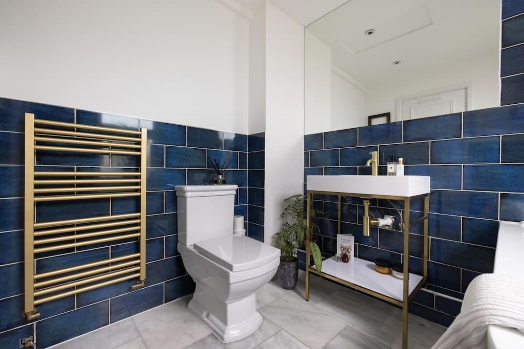 Stylish 2 Bed Loft With Terrace 2 Min From Tube * Londra