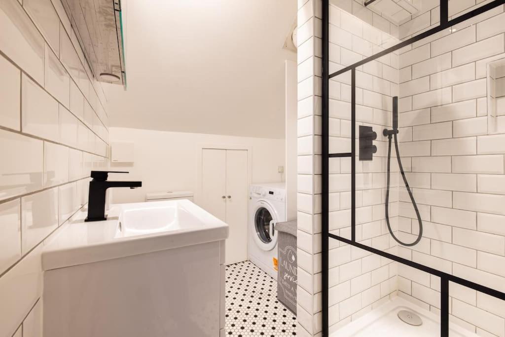 Stylish 2 Bed Loft With Terrace 2 Min From Tube Appartamento