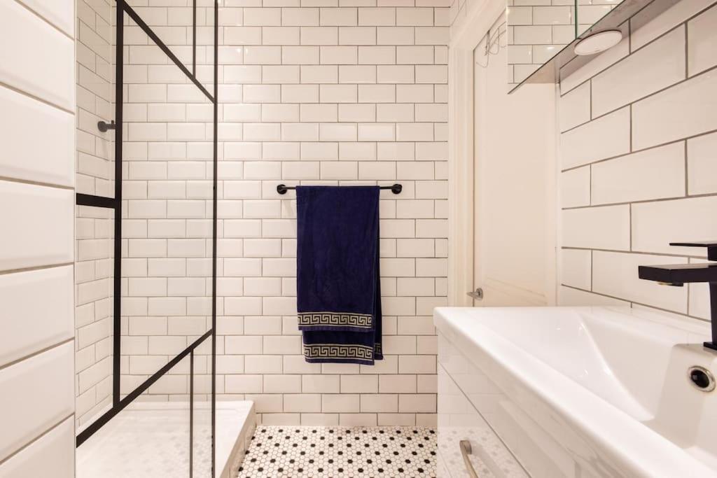 Stylish 2 Bed Loft With Terrace 2 Min From Tube Appartamento Londra