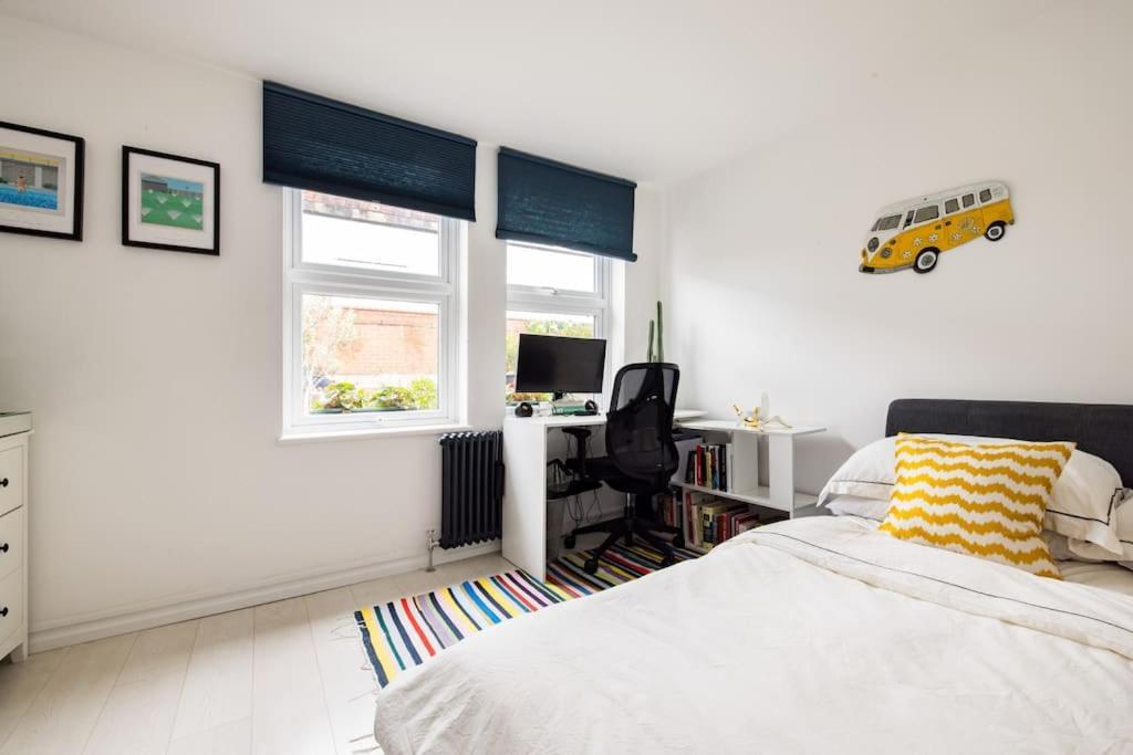 Stylish 2 Bed Loft With Terrace 2 Min From Tube Appartamento Londra