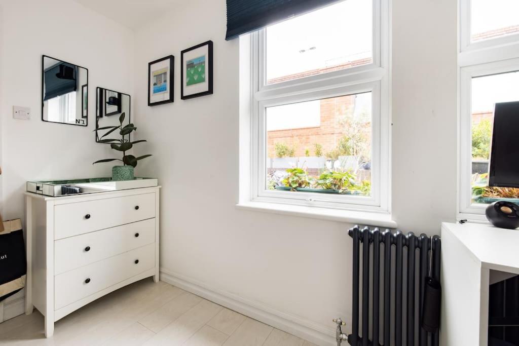 Stylish 2 Bed Loft With Terrace 2 Min From Tube Londra